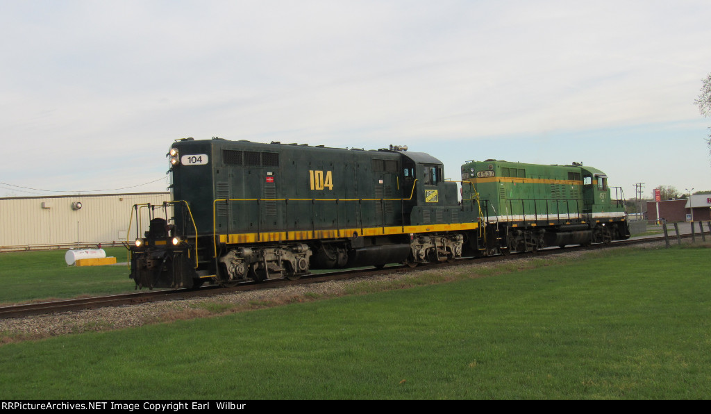 Ohio South Central Railroad (OCSR) 104 & 4537